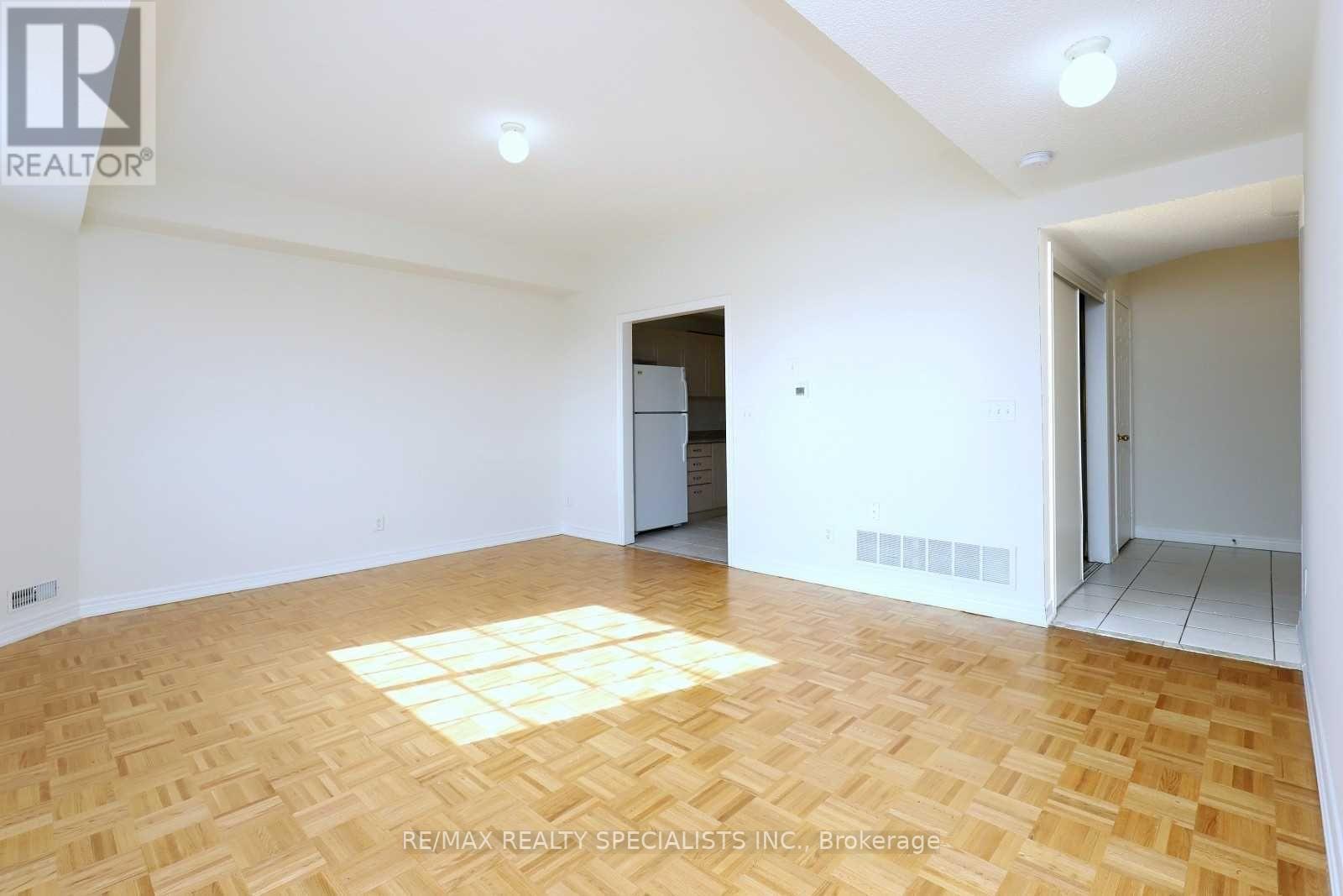 #205 -98 WILLIAM ST, #205