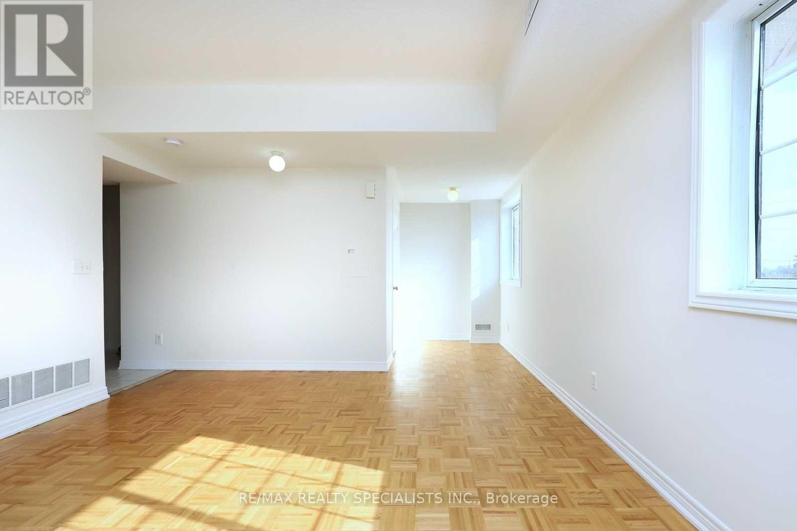 #205 -98 WILLIAM ST, #205