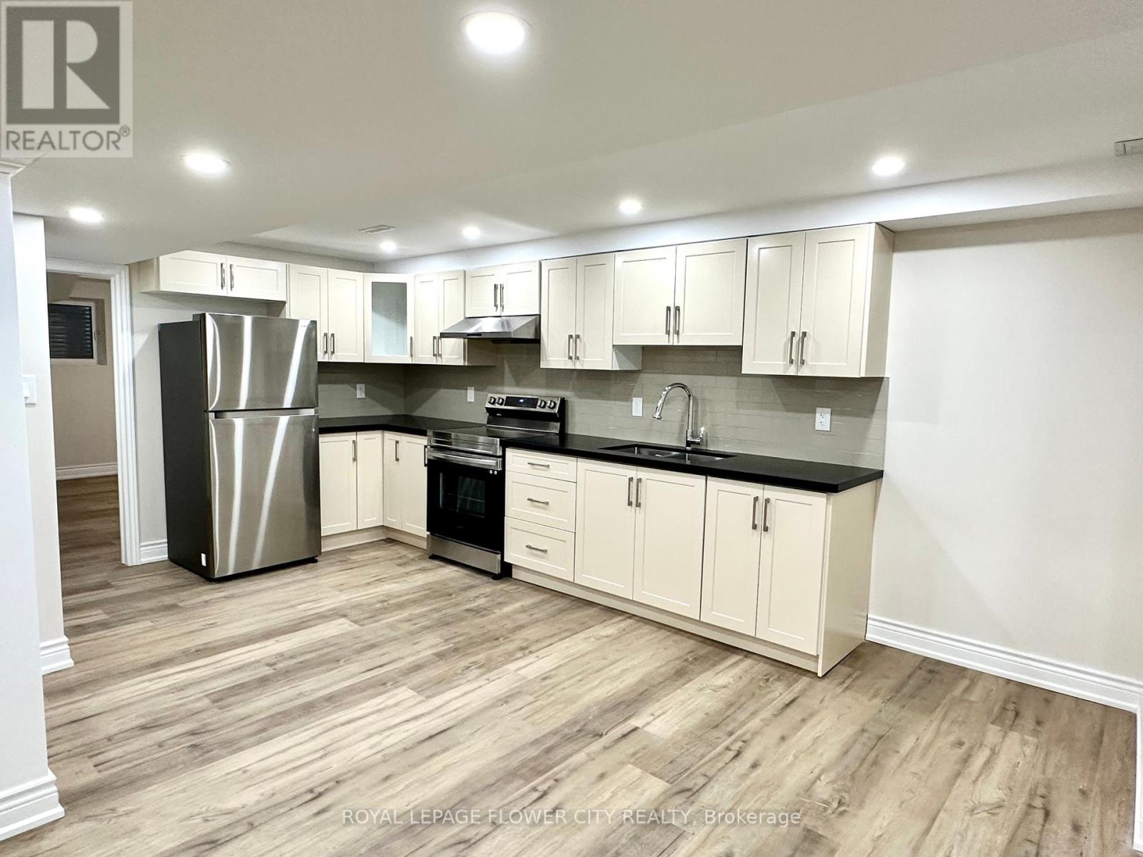 75 NEWBURY CRES