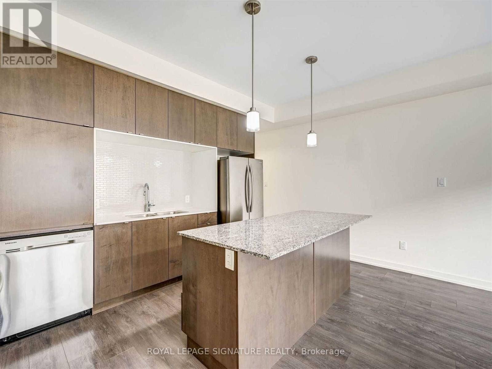 212 HUGUENOT RD