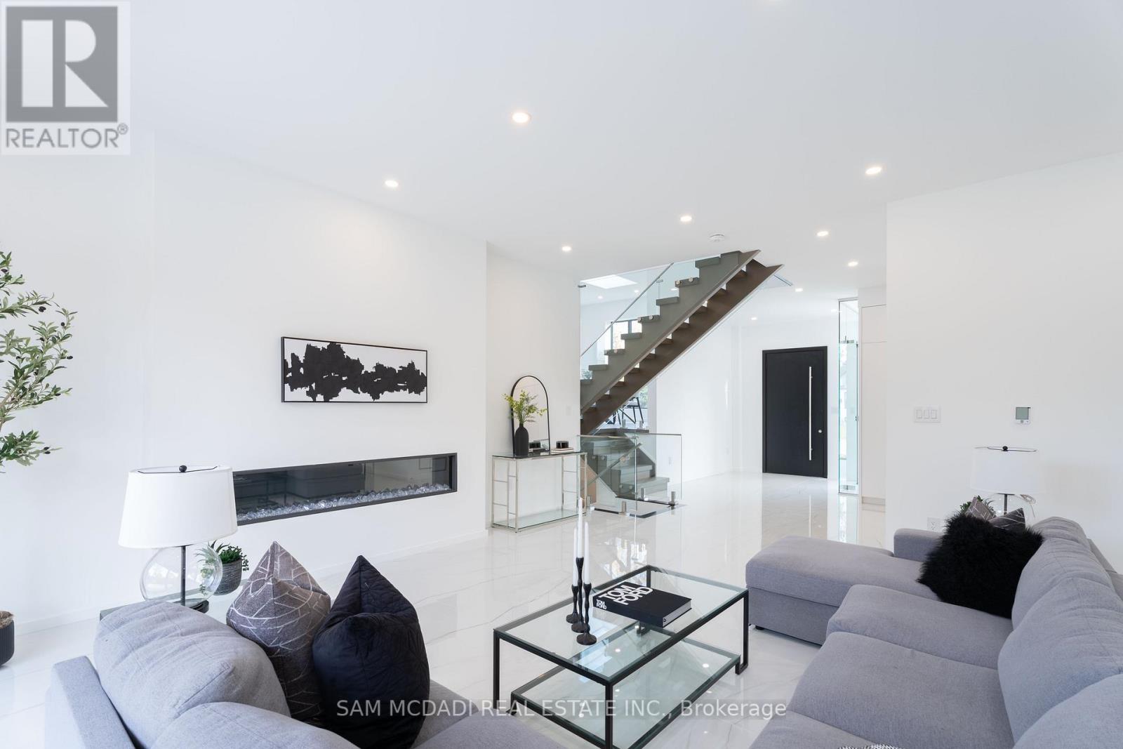 2755 BUSHLAND CRES