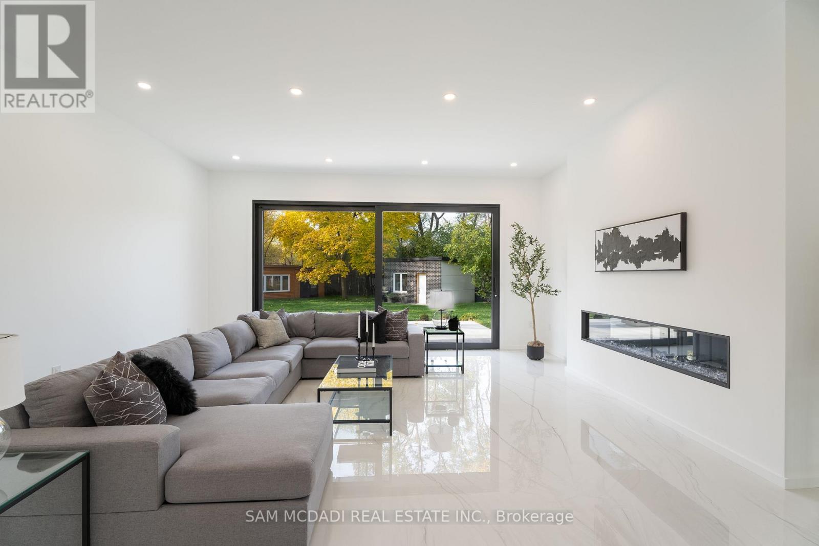 2755 BUSHLAND CRES