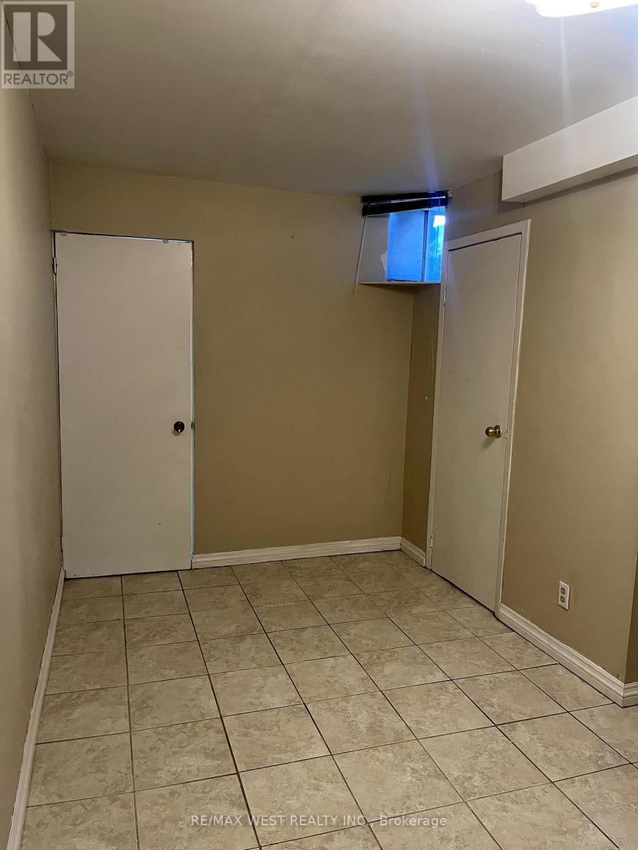 #BSMT -54 SONGWOOD DR, #Bsmt