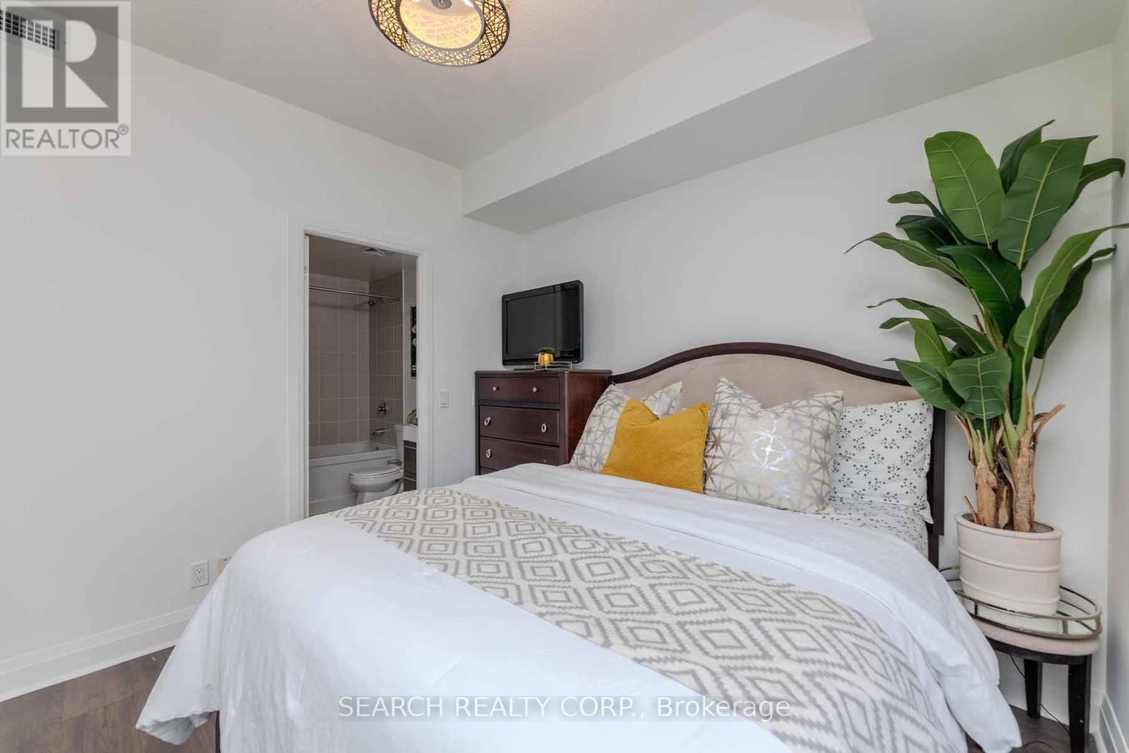 #809 -15 ZORRA ST, #809