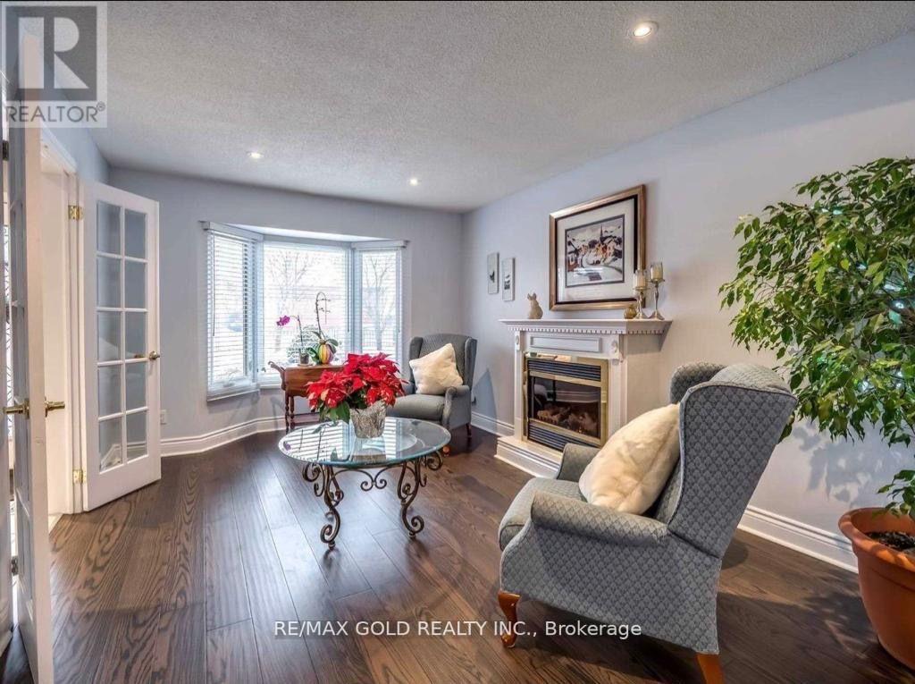 40 BARR CRES