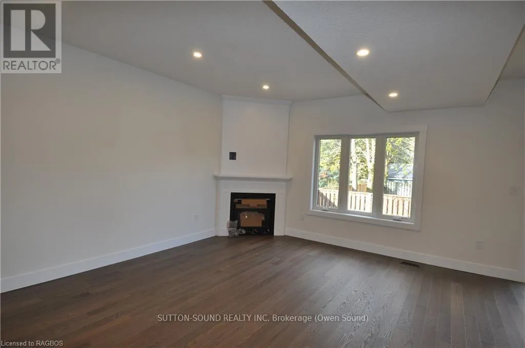 642 8TH STREET W