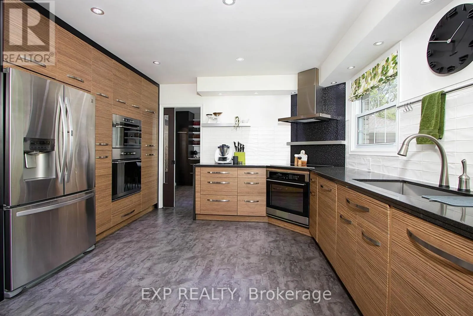 25 DEMEYERE AVENUE