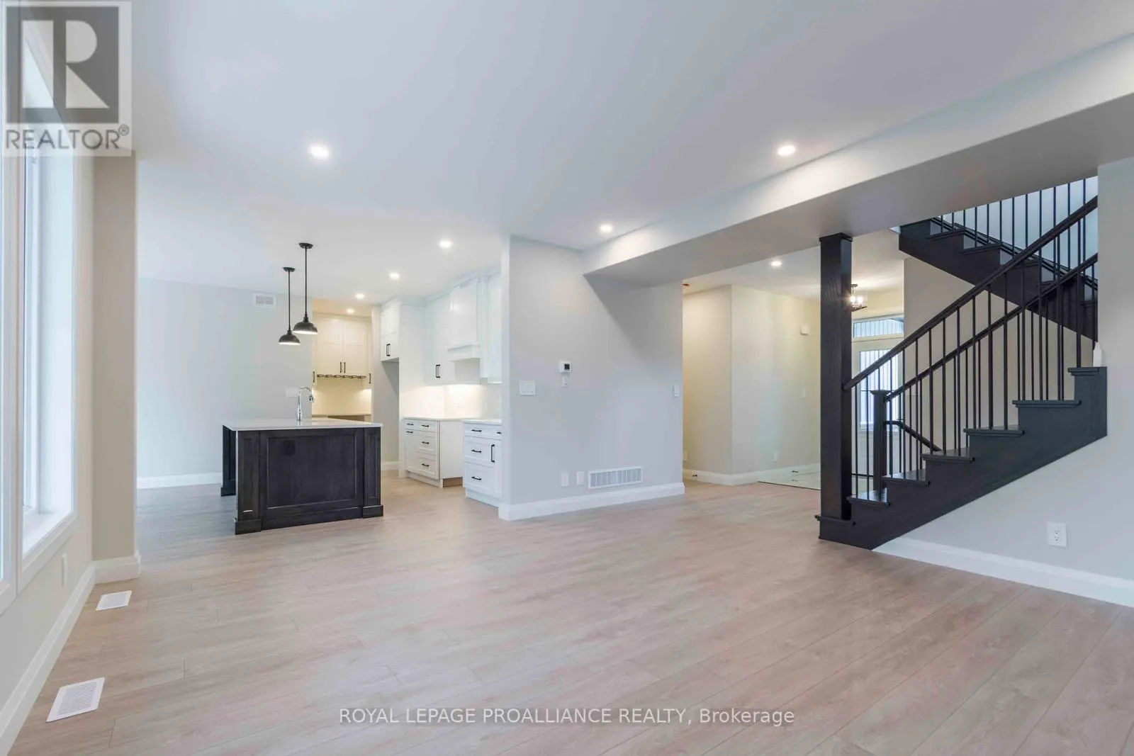 2 MACKENZIE JOHN CRESCENT