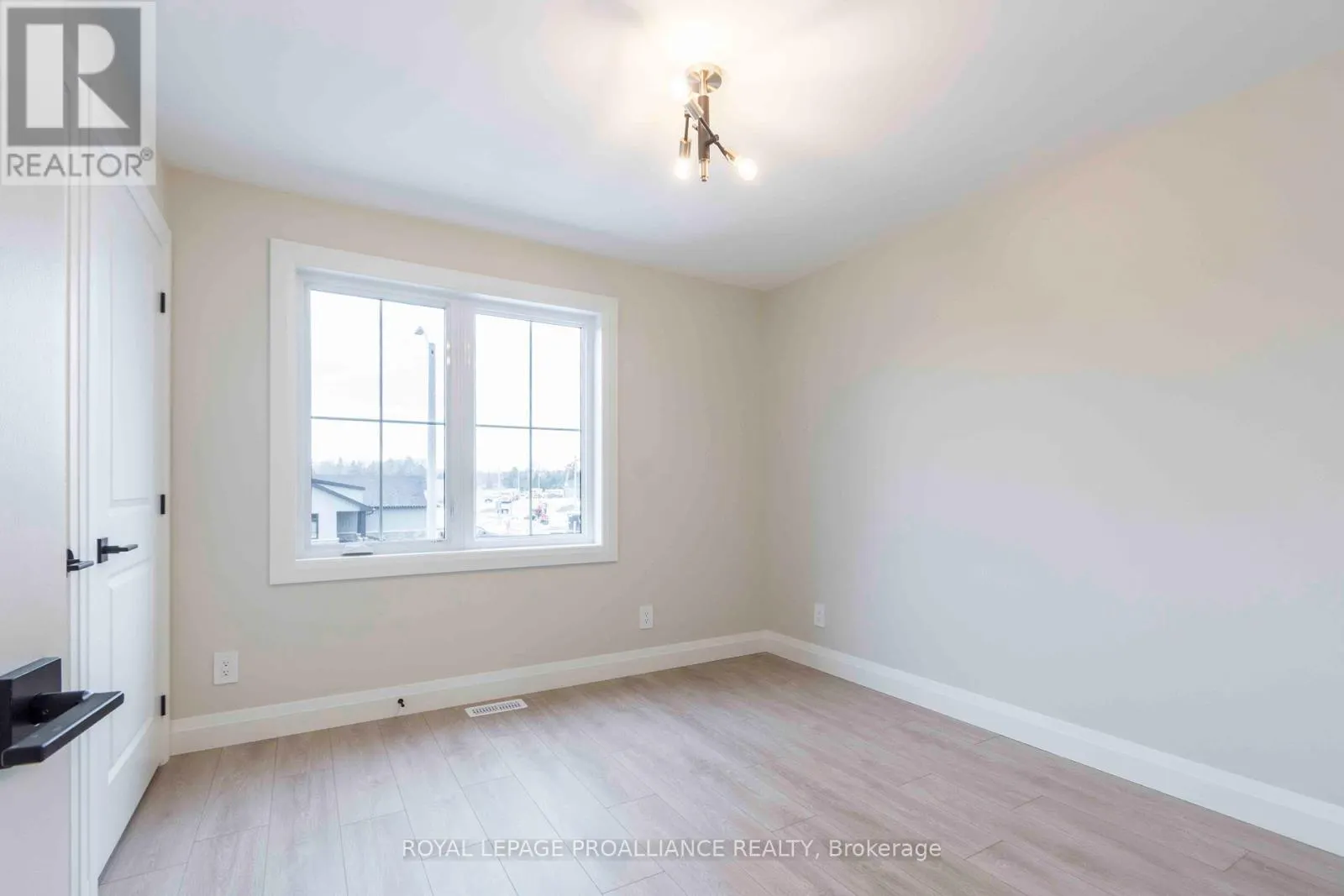 2 MACKENZIE JOHN CRESCENT