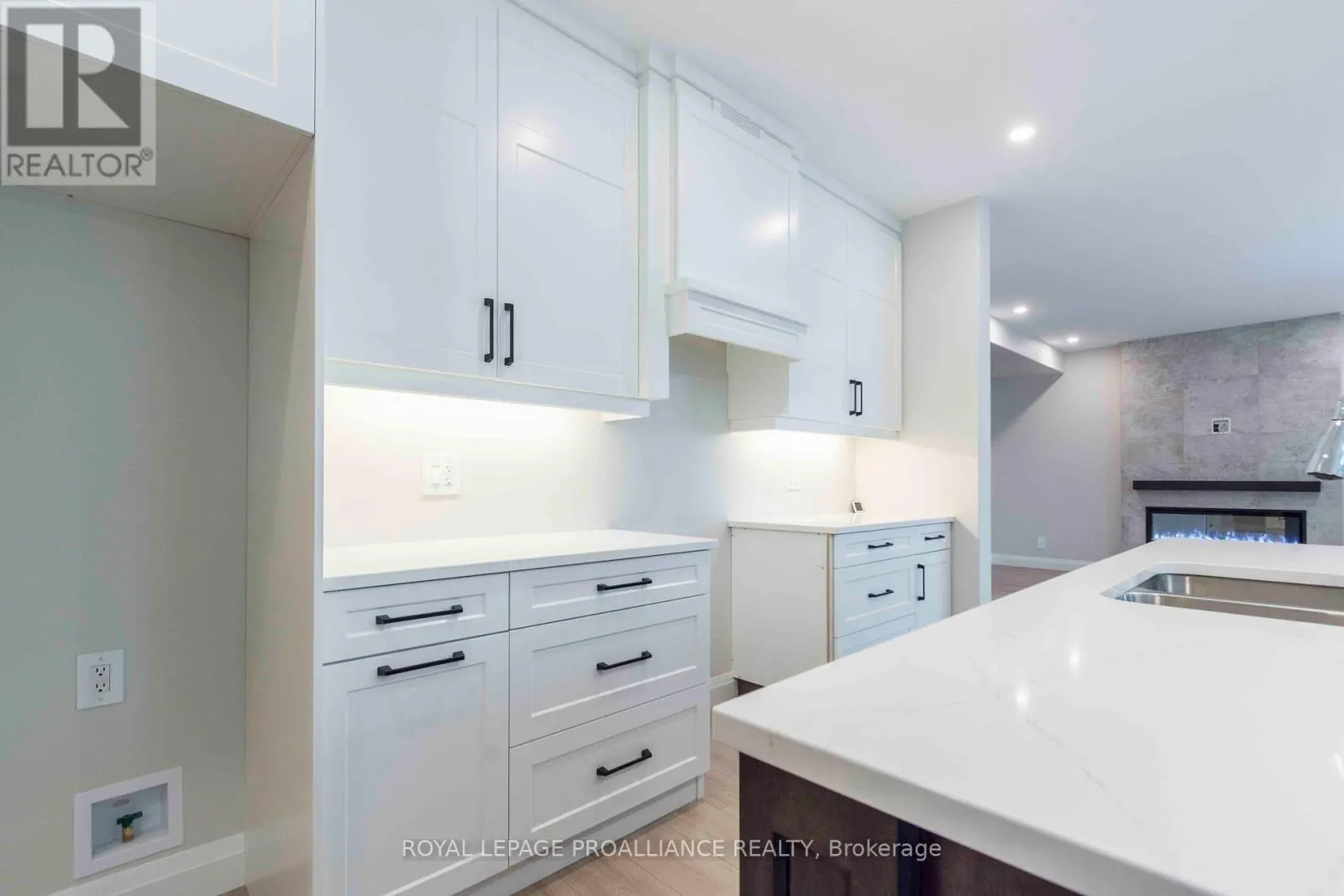 2 MACKENZIE JOHN CRESCENT