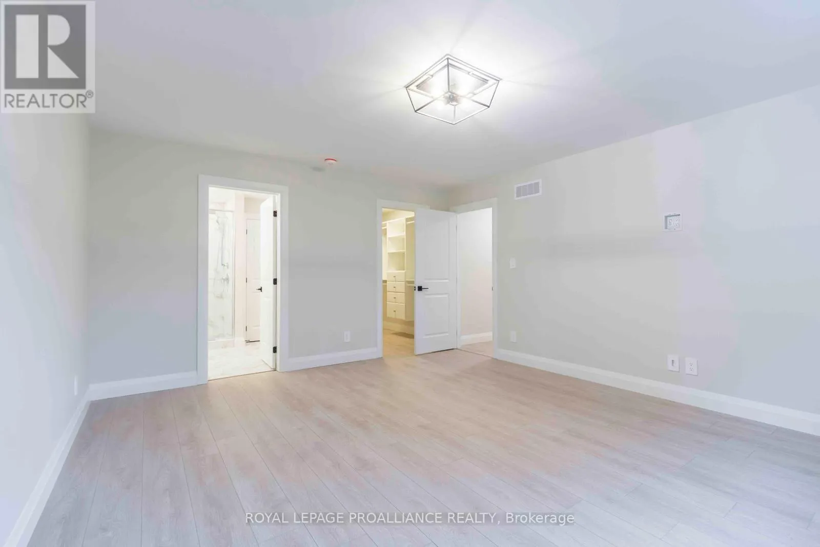 2 MACKENZIE JOHN CRESCENT
