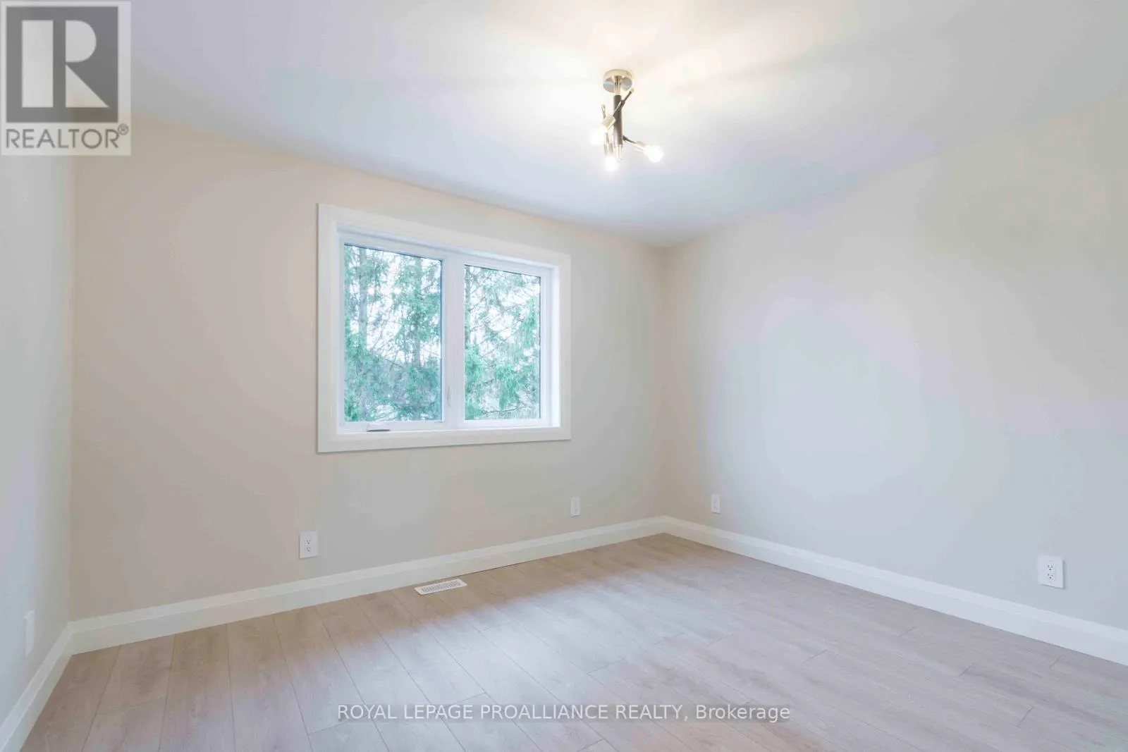 2 MACKENZIE JOHN CRESCENT