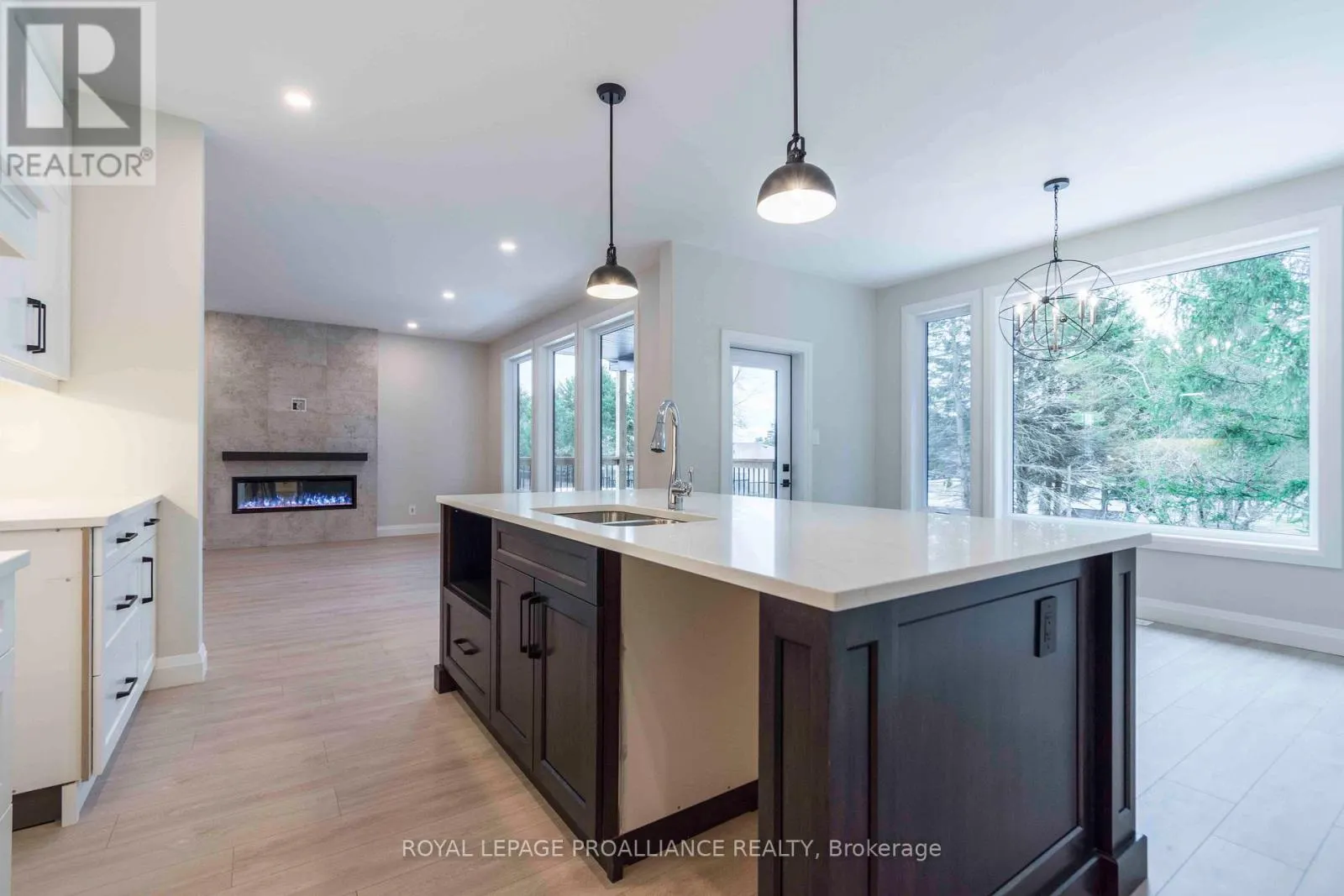 2 MACKENZIE JOHN CRESCENT