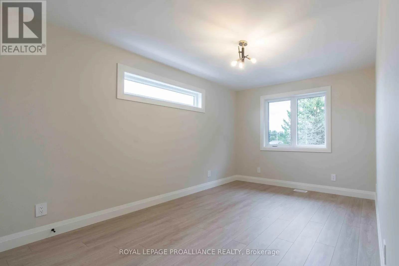 2 MACKENZIE JOHN CRESCENT