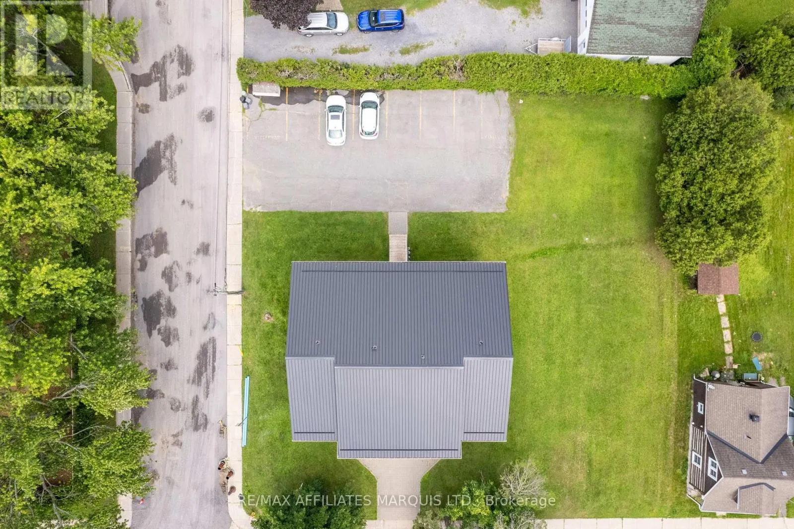 35 LOCHIEL STREET E