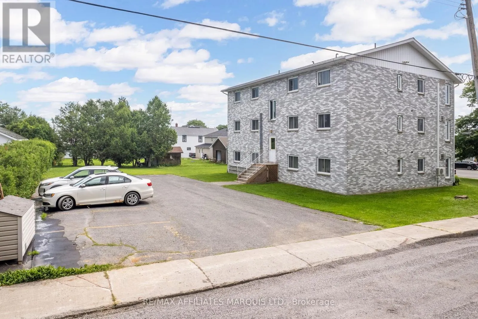 35 LOCHIEL STREET E