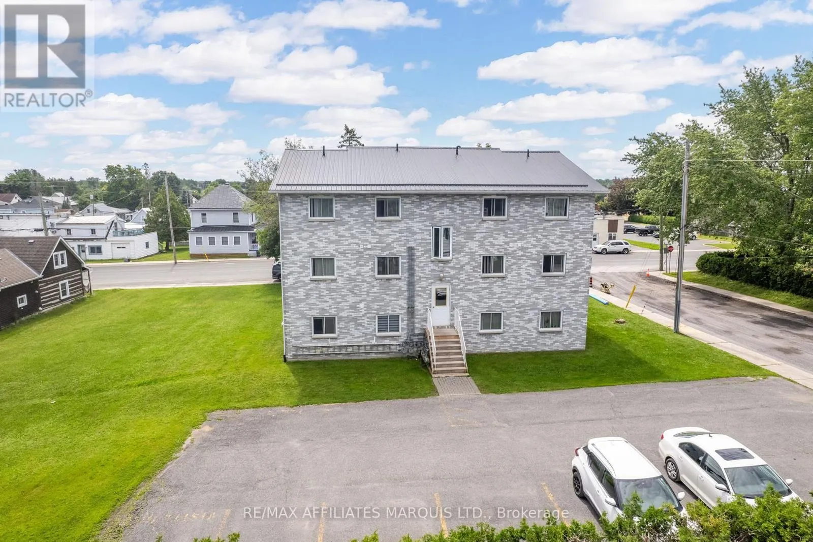 35 LOCHIEL STREET E
