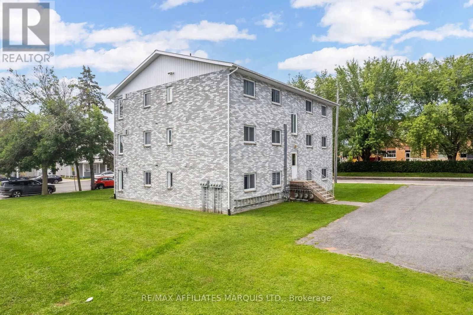 35 LOCHIEL STREET E