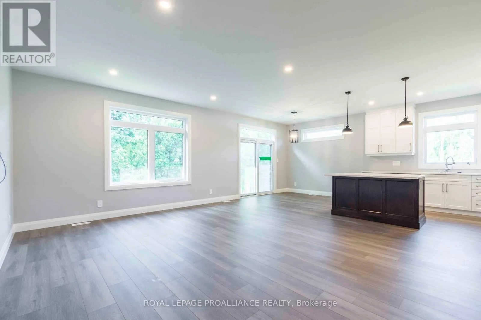 16 MACKENZIE JOHN CRESCENT
