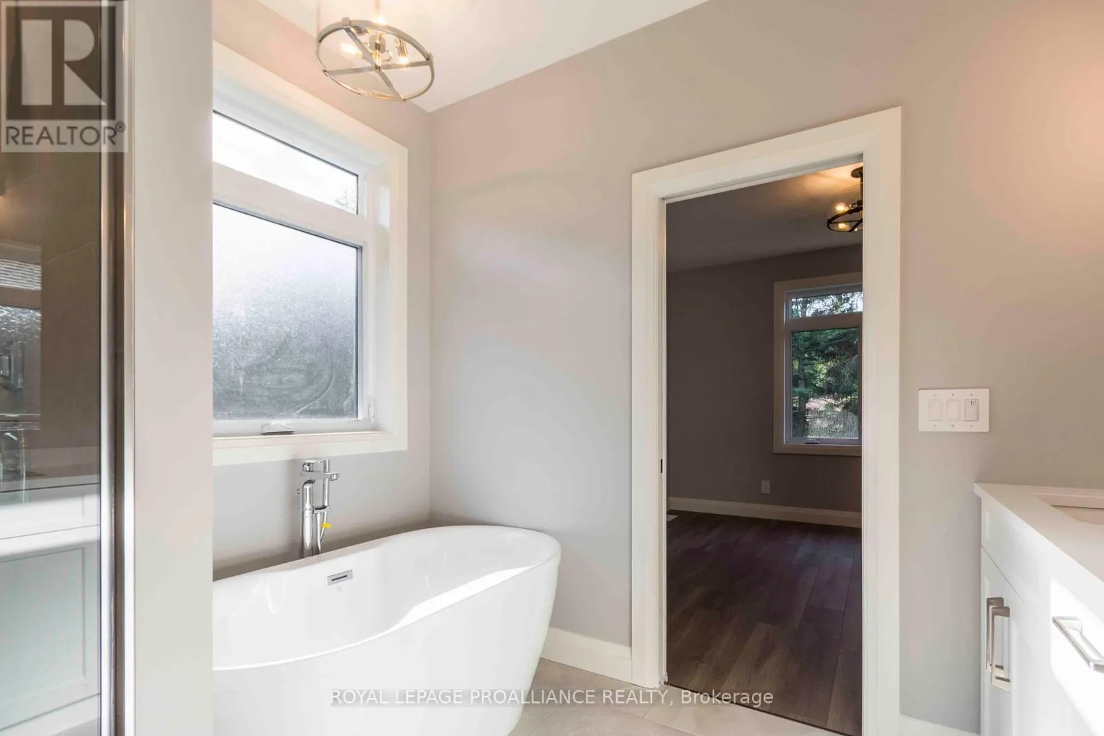 16 MACKENZIE JOHN CRESCENT