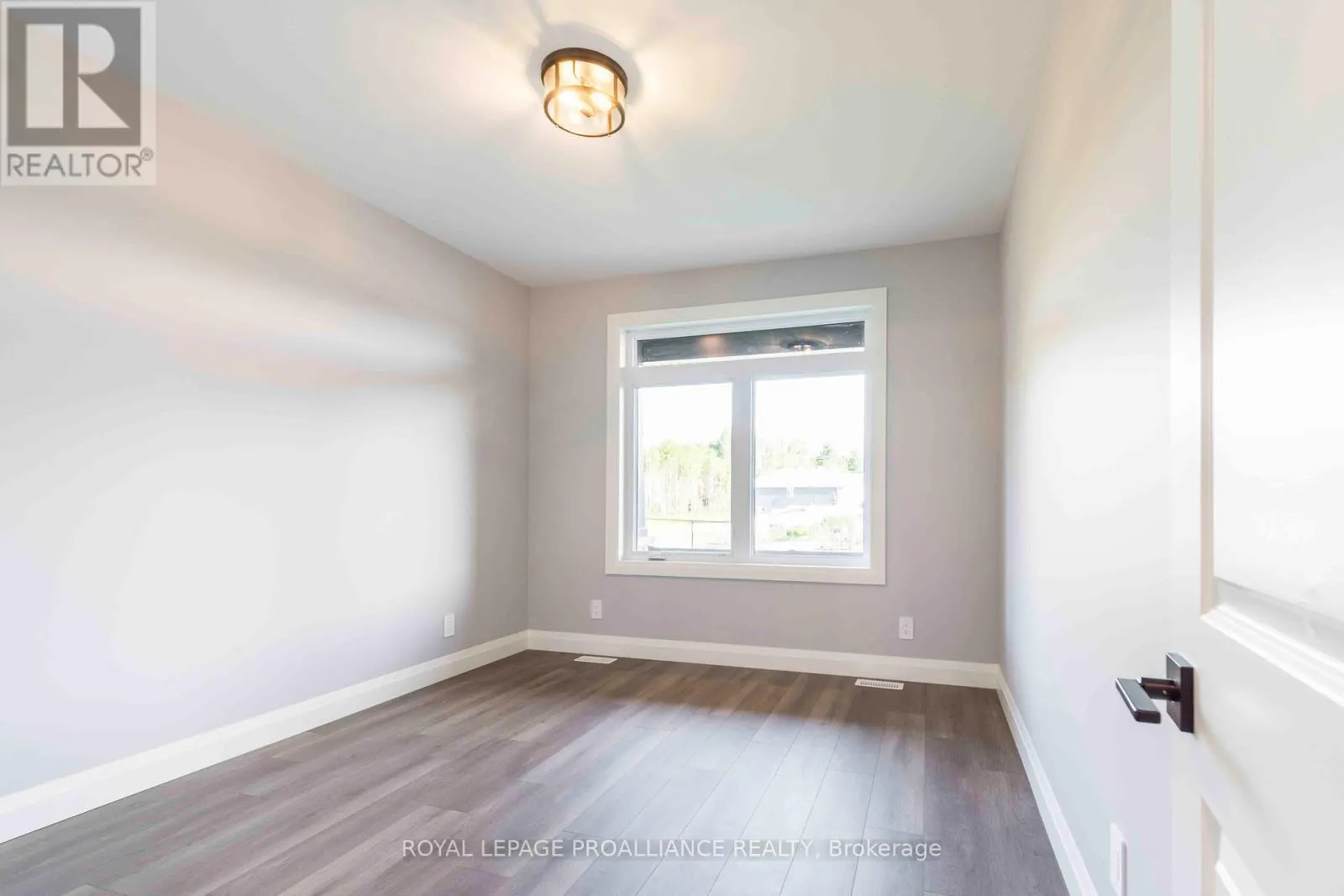 16 MACKENZIE JOHN CRESCENT