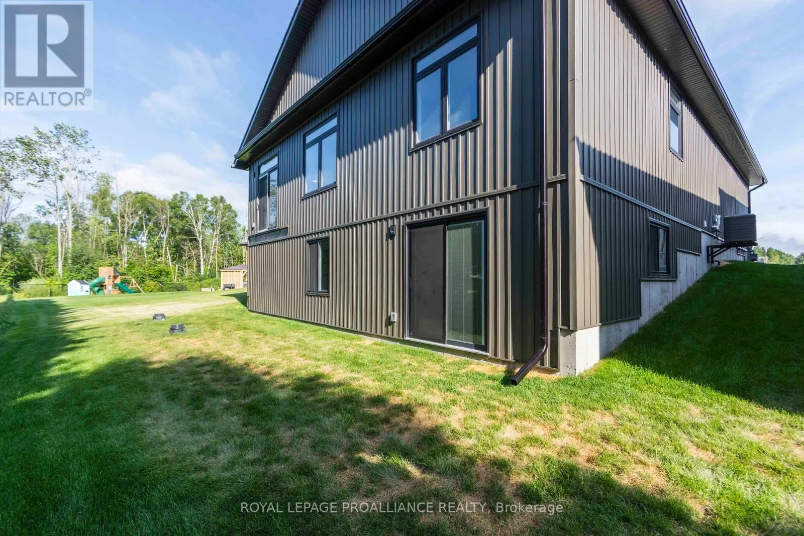 16 MACKENZIE JOHN CRESCENT