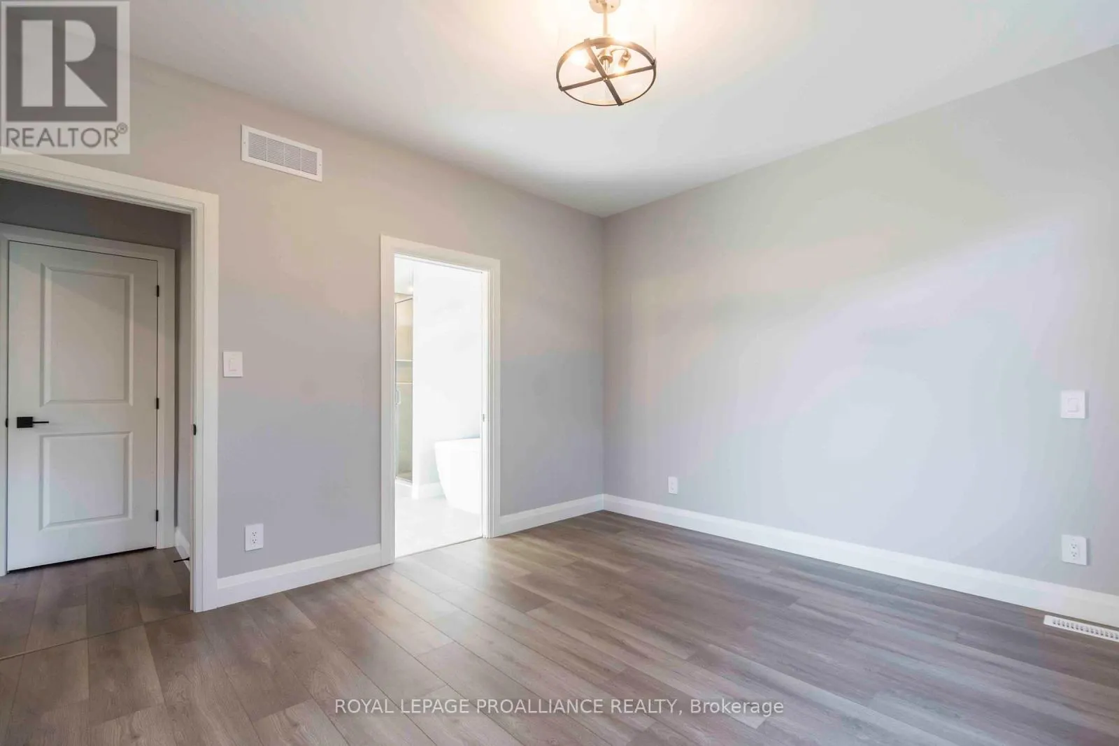 16 MACKENZIE JOHN CRESCENT