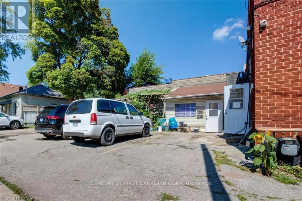 1066 DUNDAS STREET E