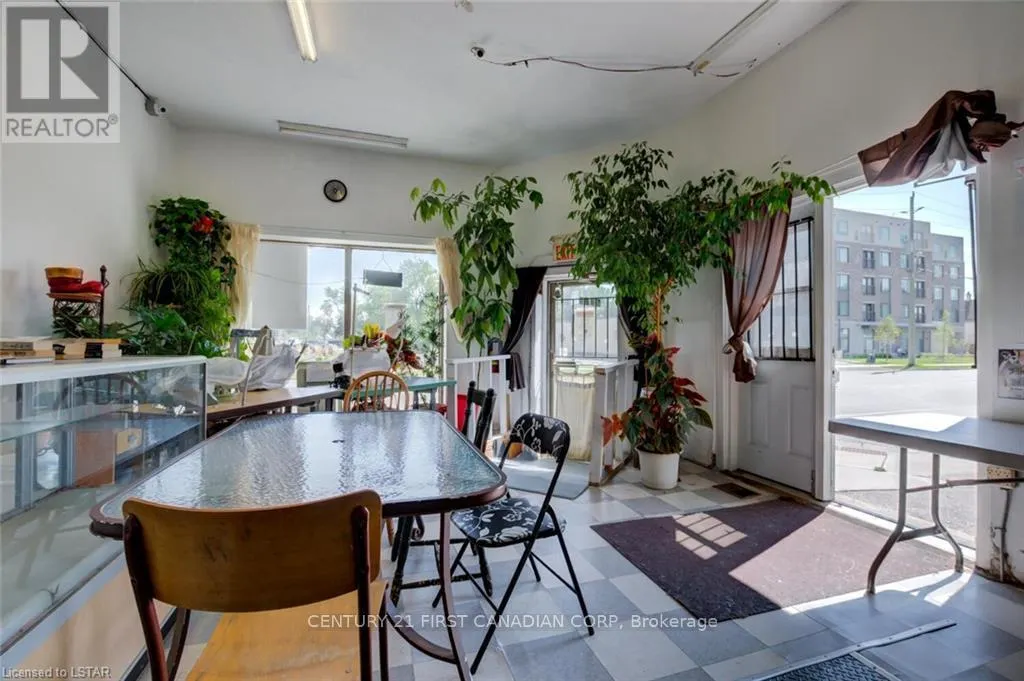 1066 DUNDAS STREET E