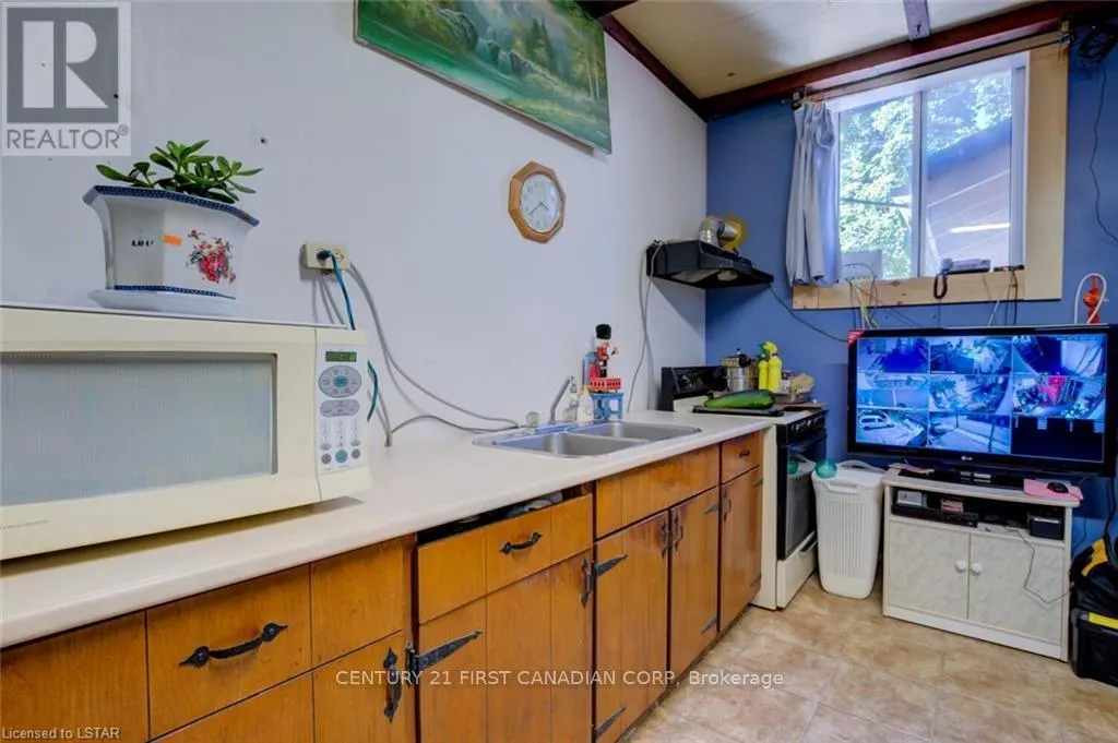 1066 DUNDAS STREET E