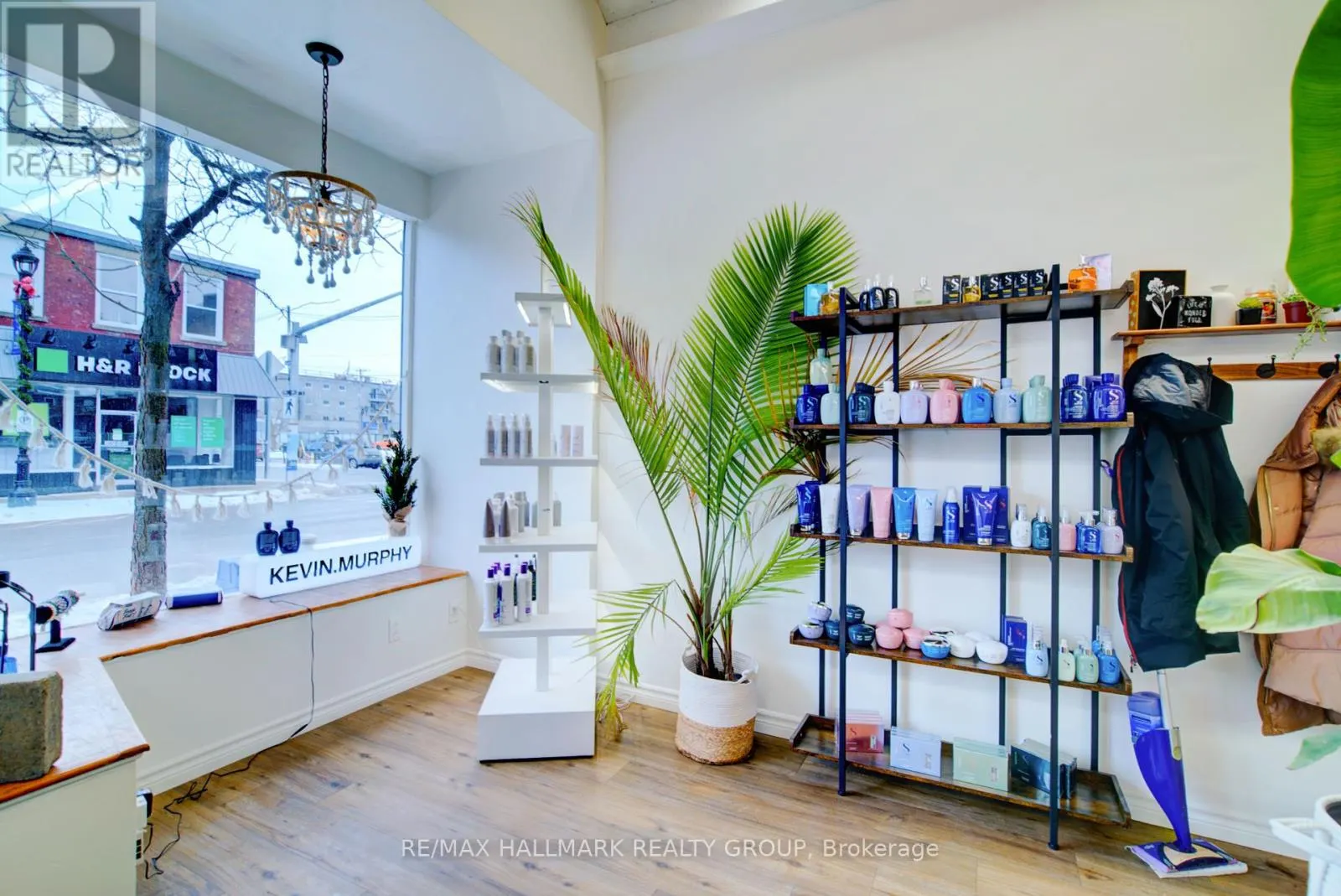192 KING STREET W