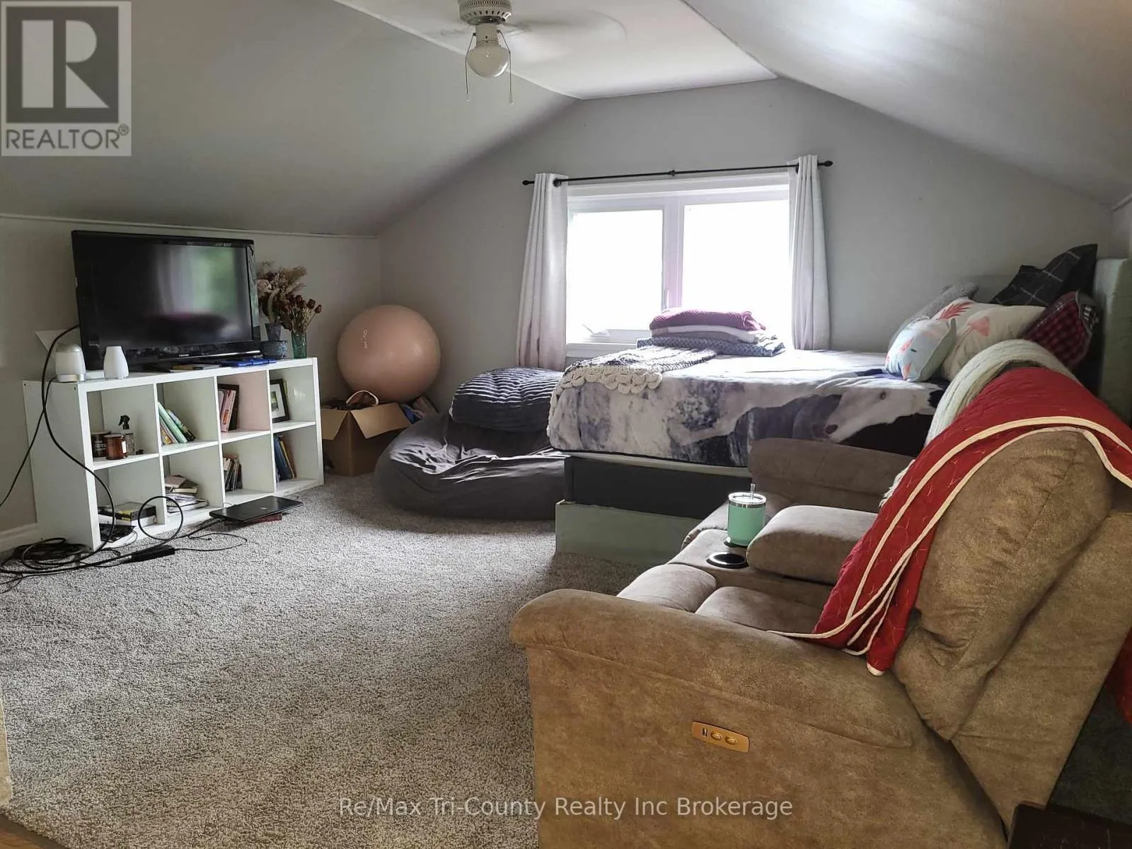 16 DELEVAN CRESCENT
