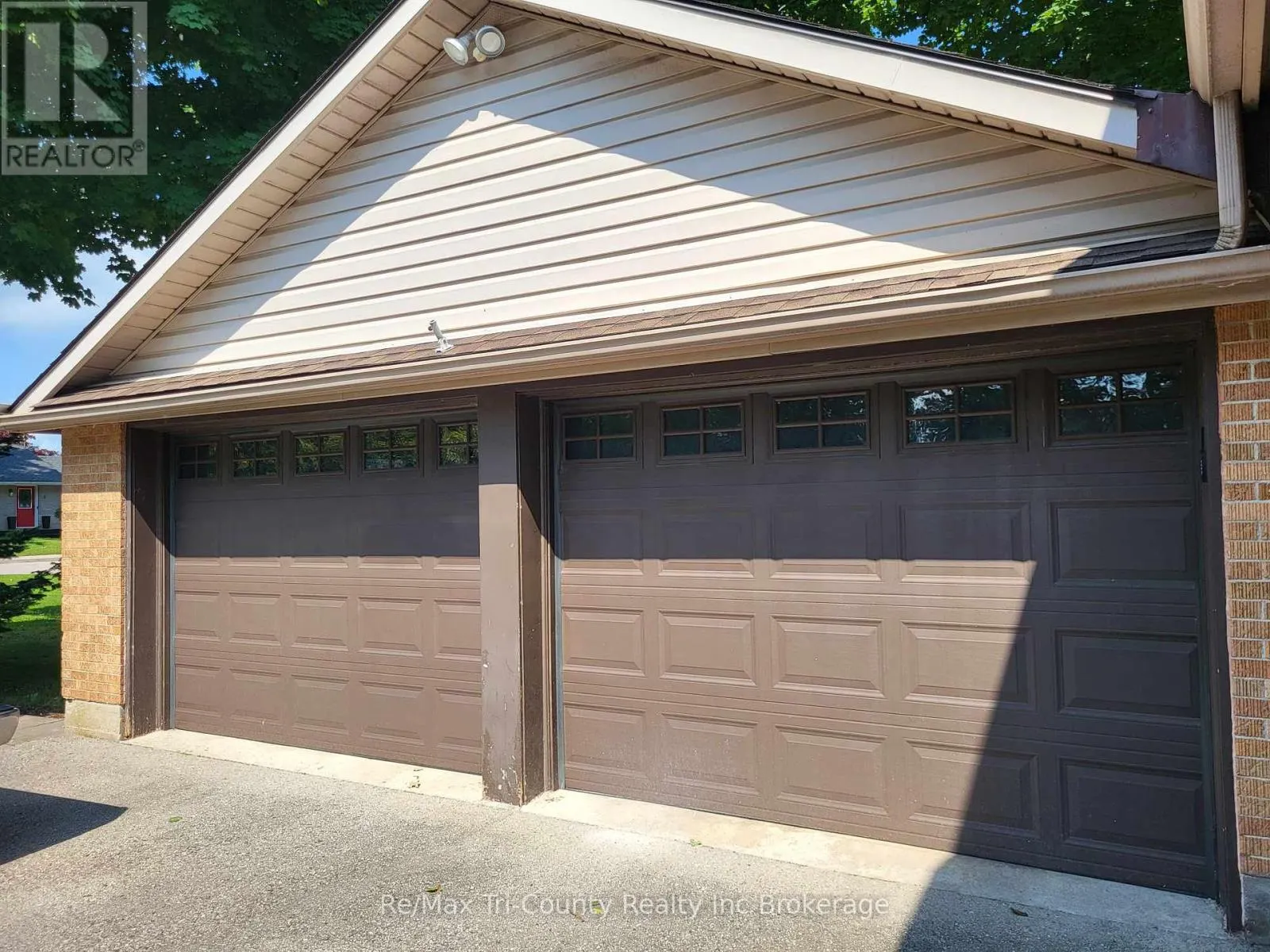 16 DELEVAN CRESCENT
