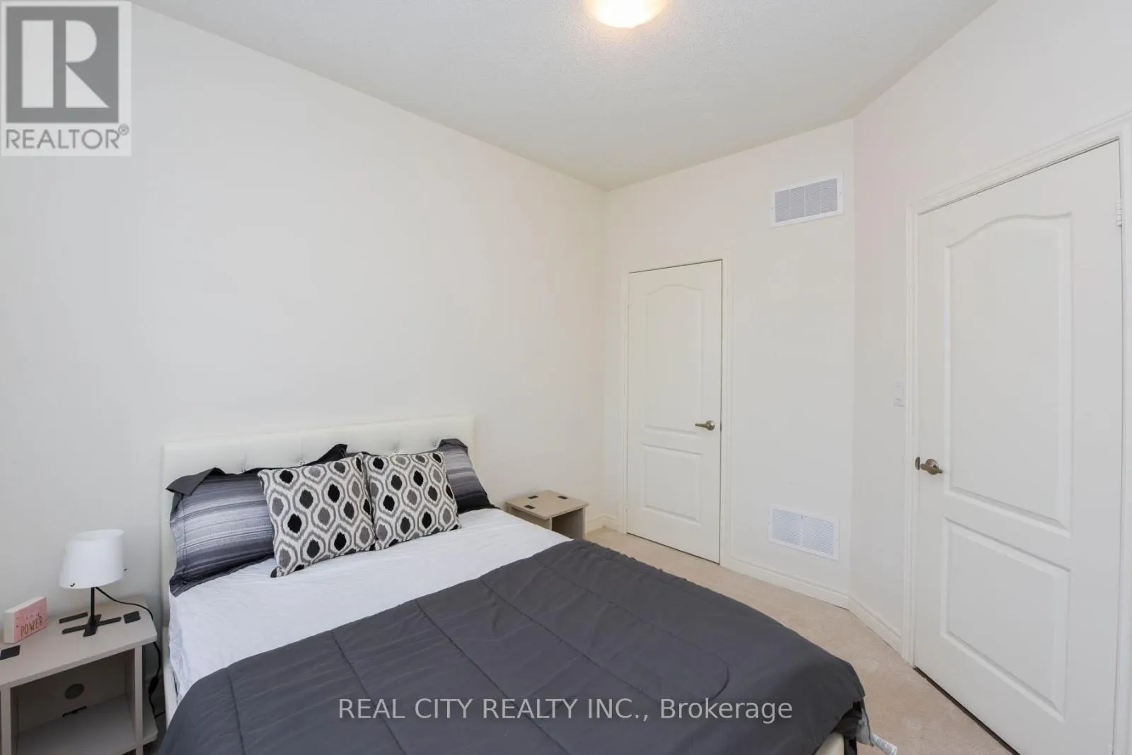 38 SILVER MEADOW GARDENS