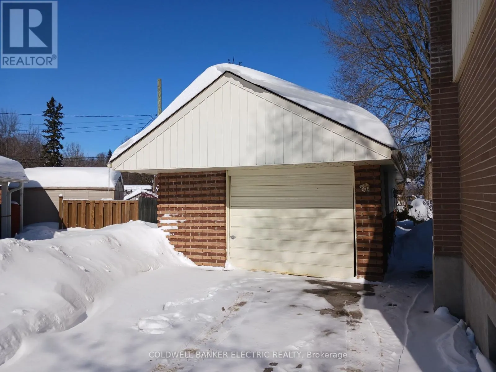 912 ELMDALE CRESCENT