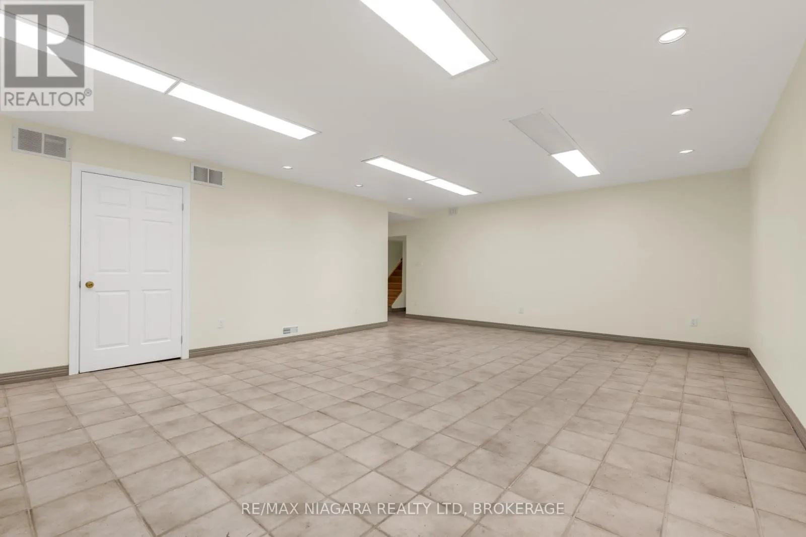 4850 HILLSIDE DRIVE