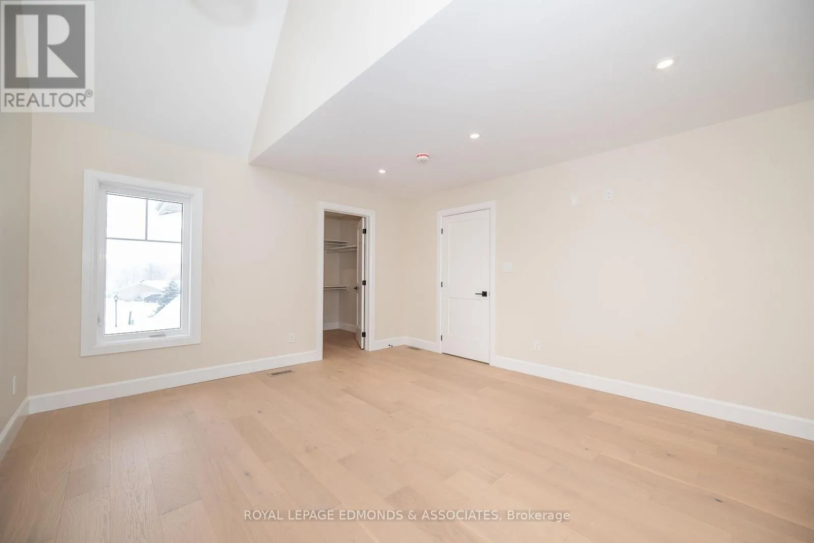 14 FAIRWAY DRIVE N