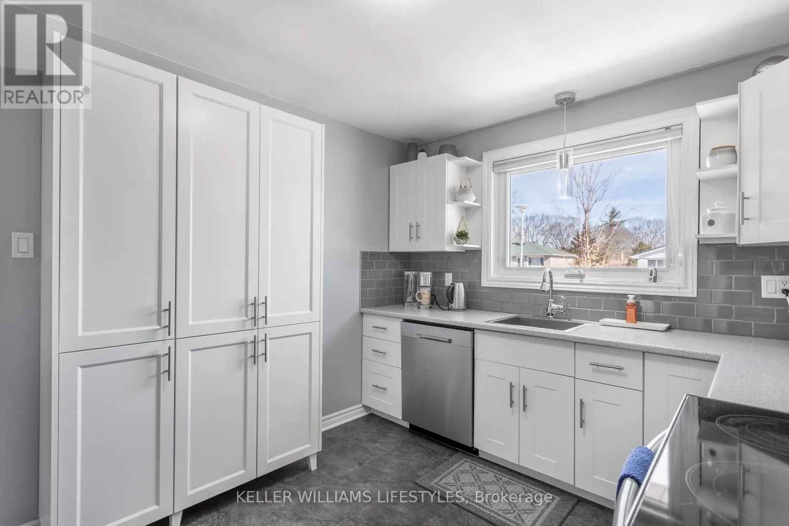 25 QUEENSTON CRESCENT