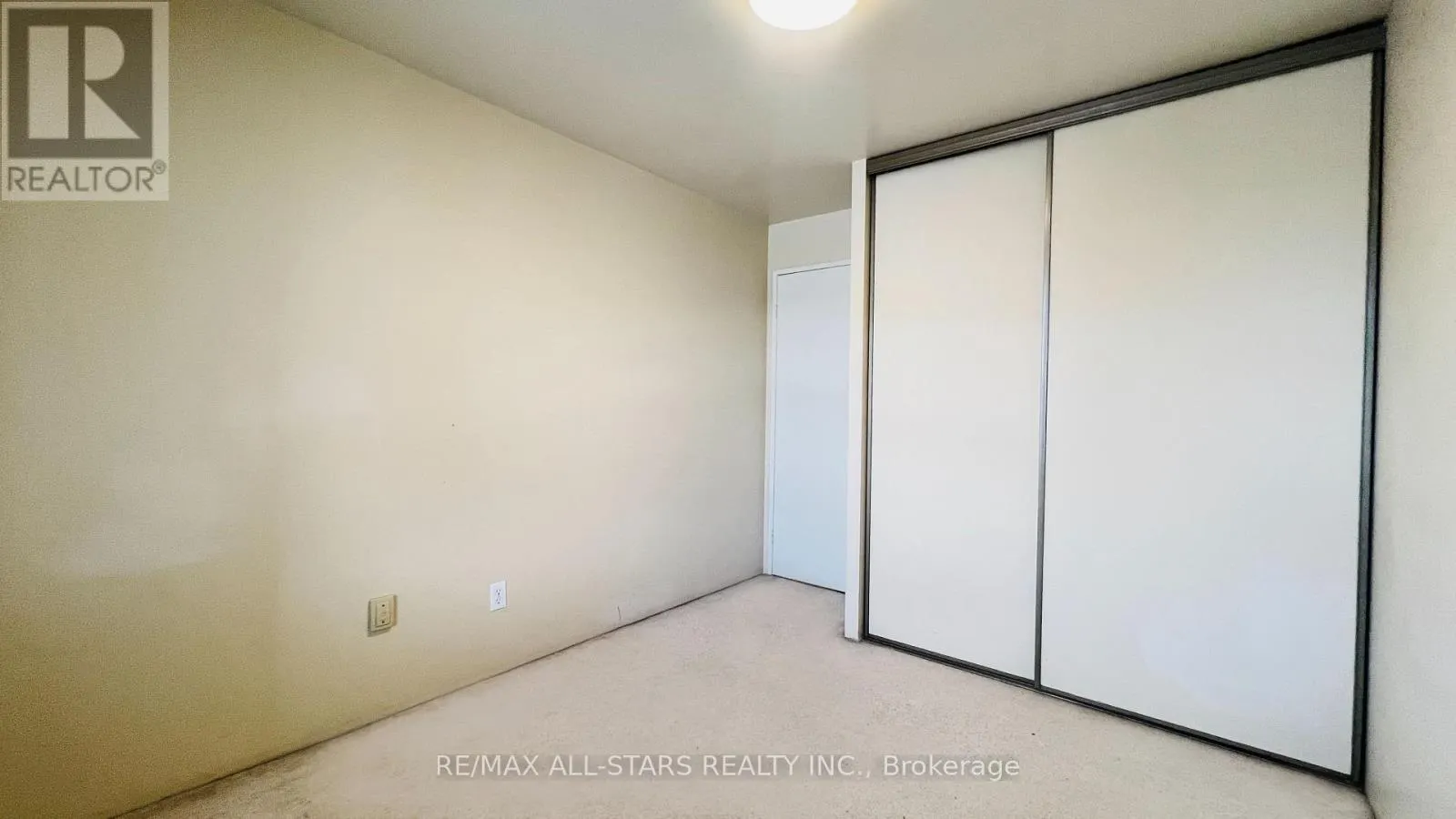 212 - 17 ELDON HALL PLACE
