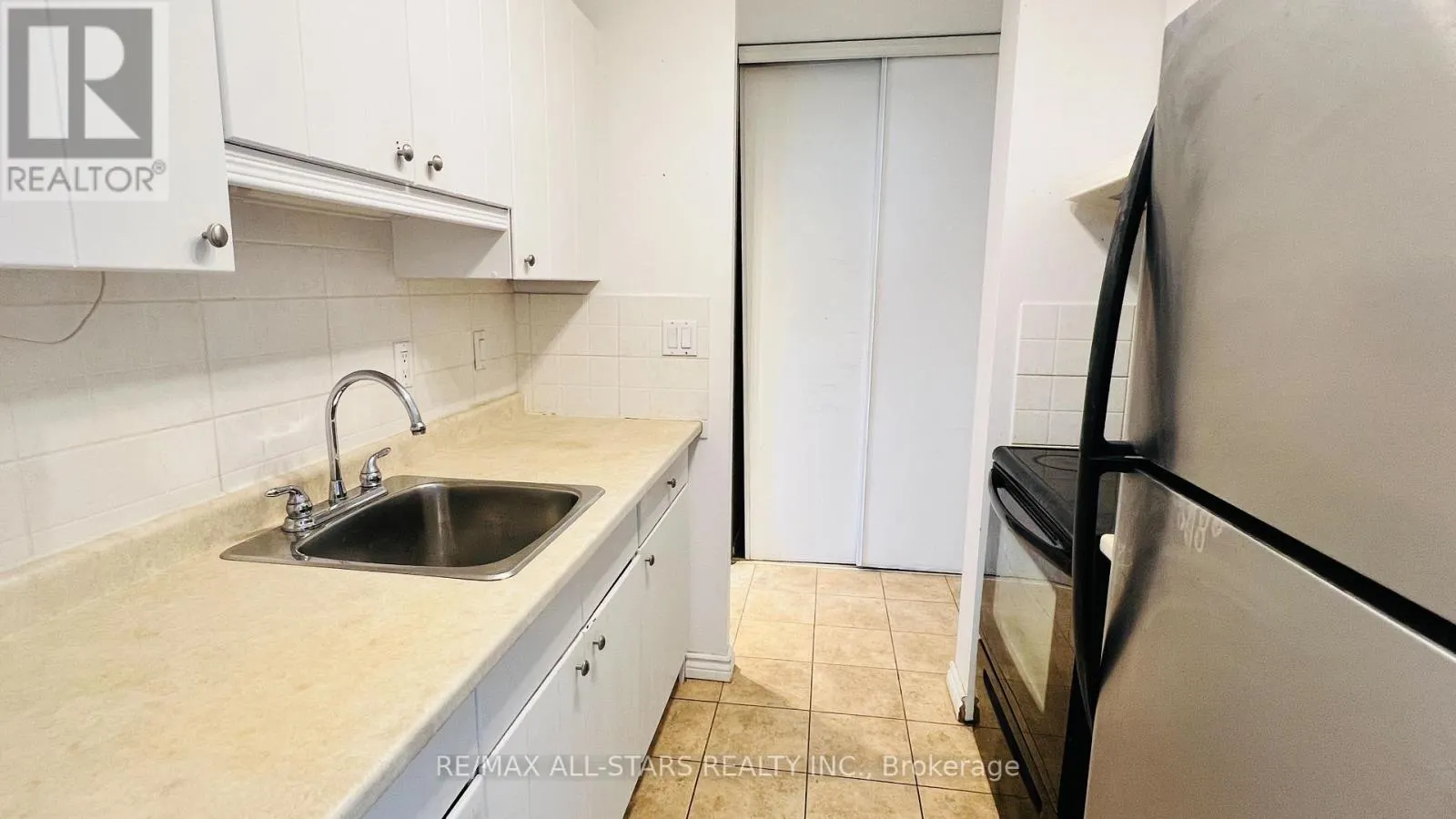 212 - 17 ELDON HALL PLACE
