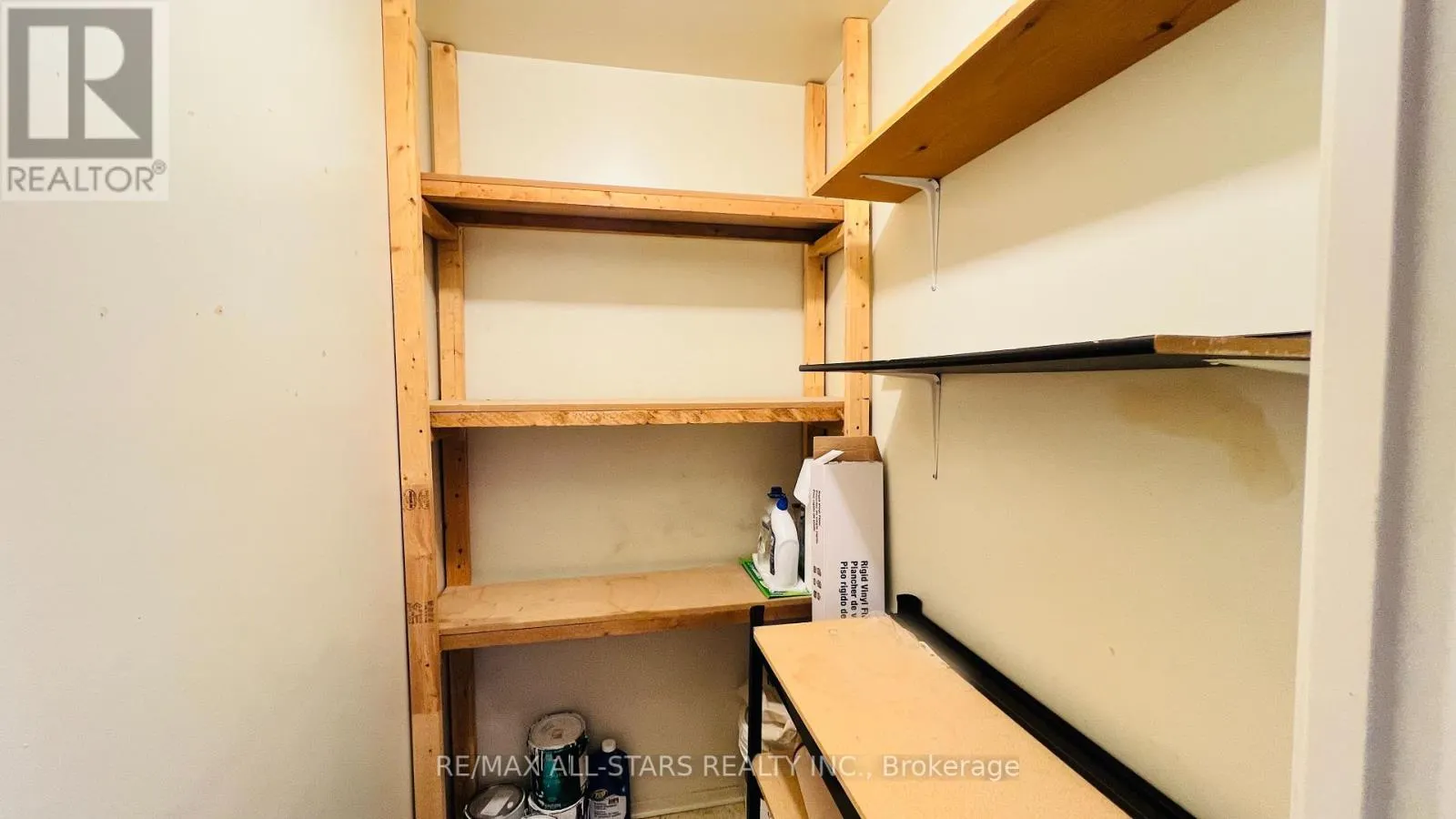 212 - 17 ELDON HALL PLACE