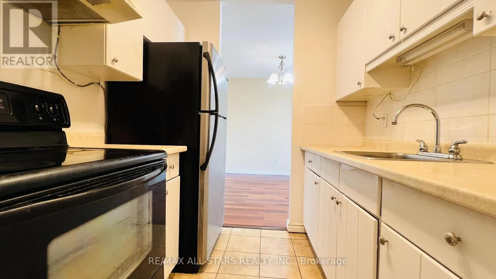 212 - 17 ELDON HALL PLACE