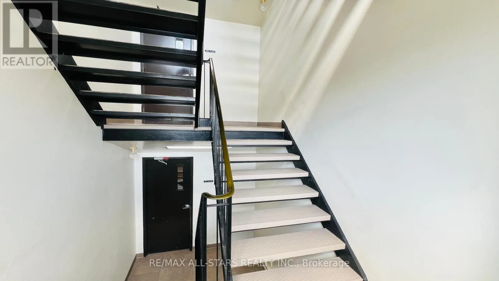212 - 17 ELDON HALL PLACE