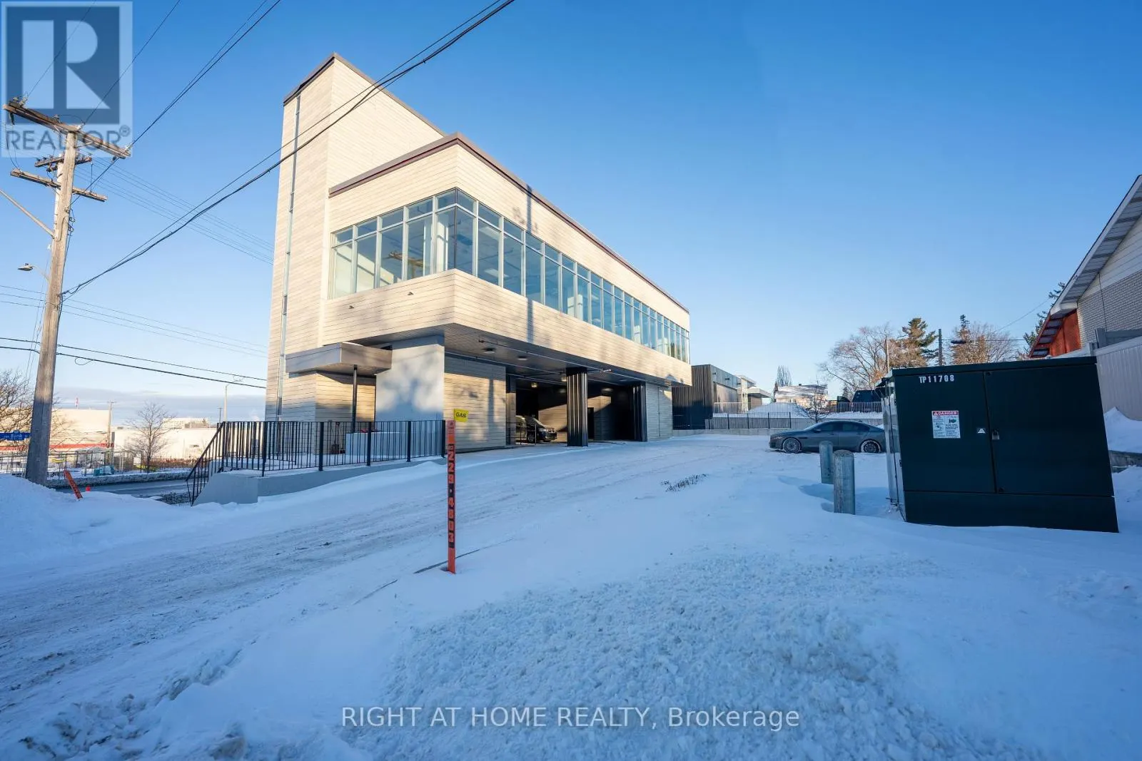 301 & 401 - 1637 BANK STREET