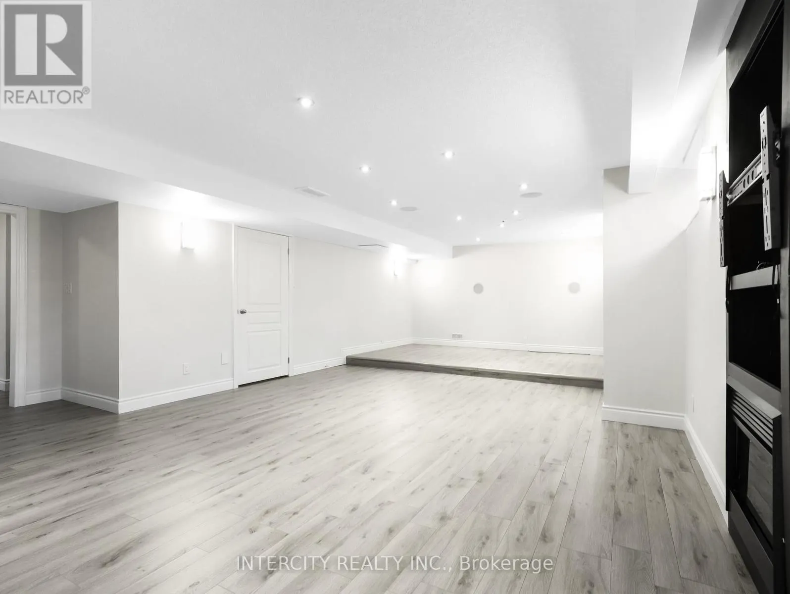 2346 LEEDS CROSSING