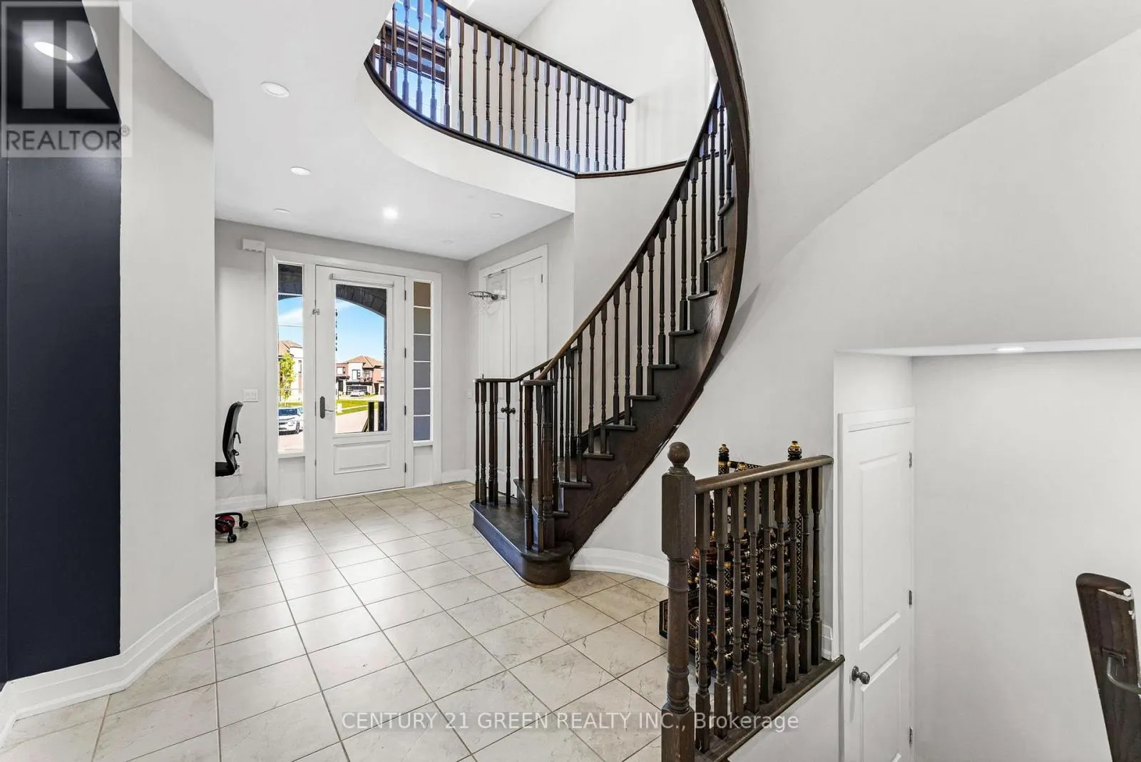 125 PRINCE CHARLES CRESCENT