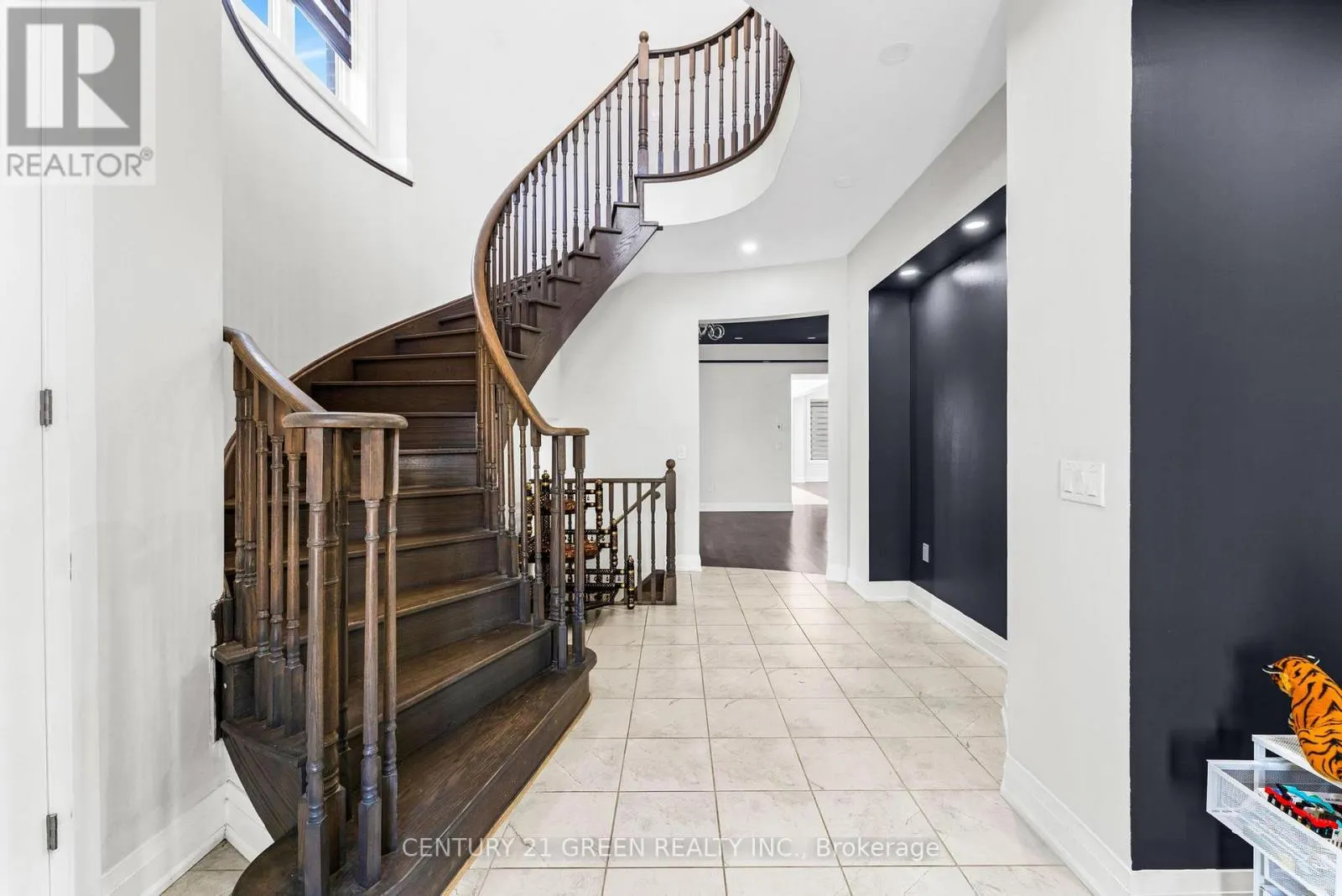125 PRINCE CHARLES CRESCENT