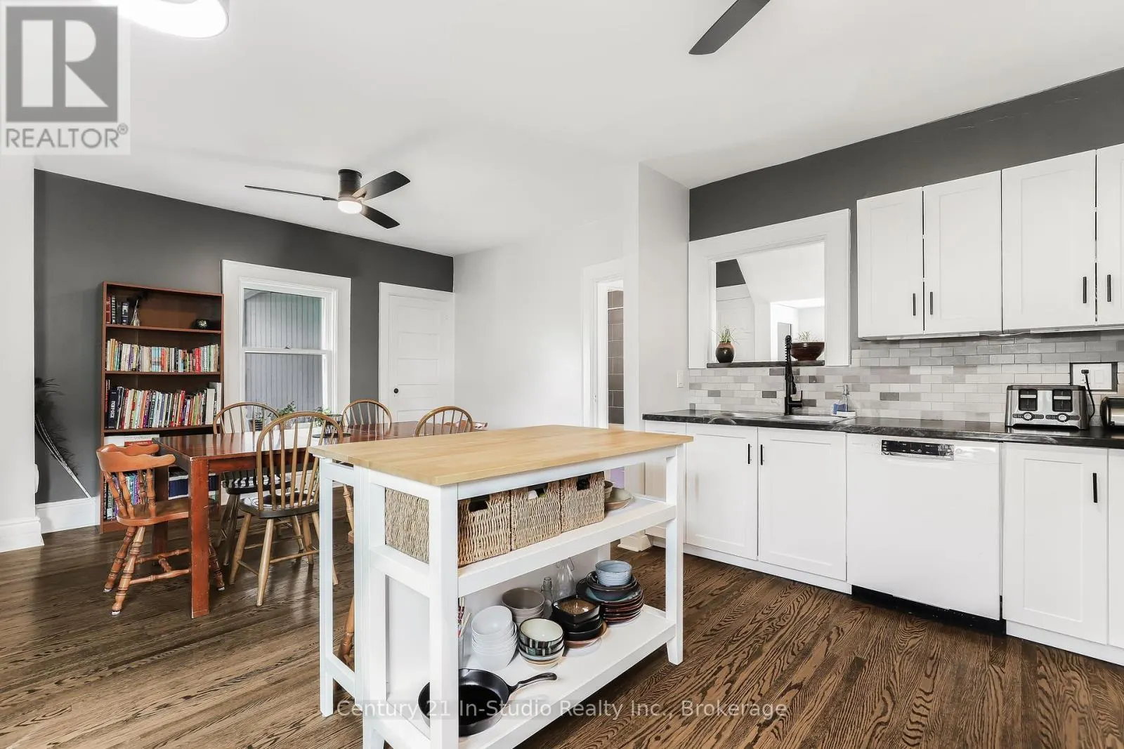 446 9TH STREET E