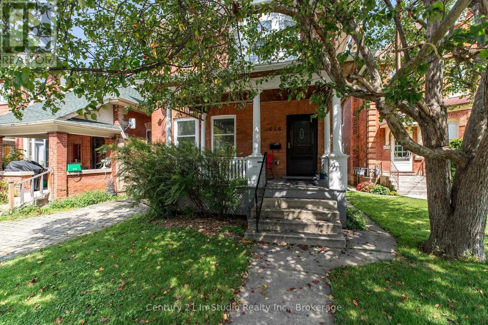 446 9TH STREET E