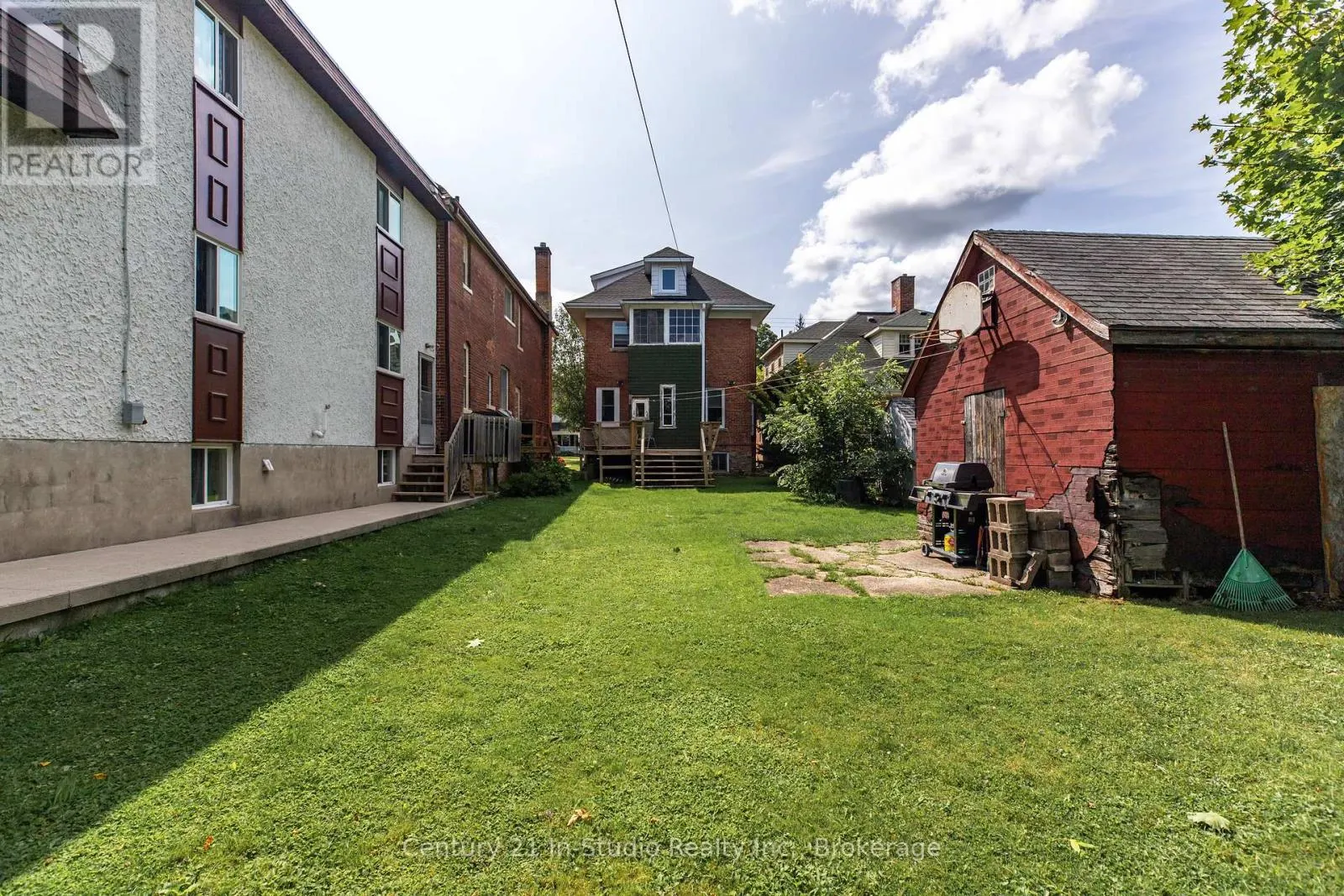 446 9TH STREET E